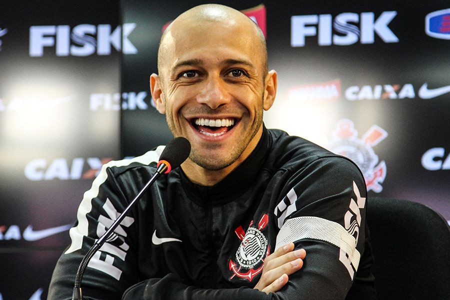SÃO PAULO, SP - 05.11.2013: TREINO DO CORINTHIANS - Alessandro na entrevista coletiva após treino do Corinthians no CT Joaquim Grava, para a partida contra o Fluminense, domingo (10), pela 33ª rodada do Brasileiro-2013. (Foto: Geovani Velasquez/Brazil Photo Press/Folhapress)