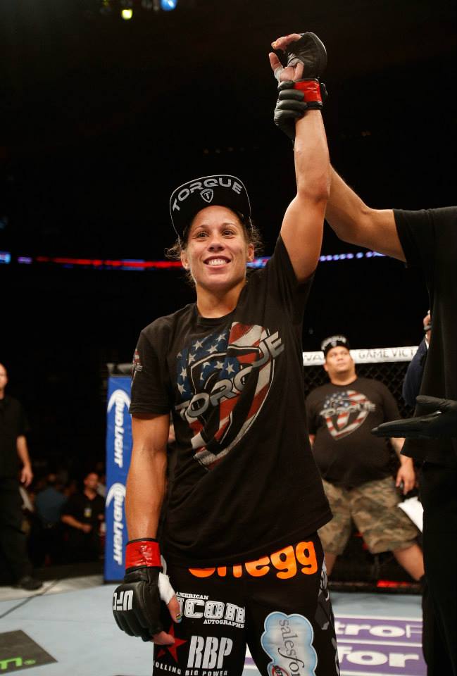 Liz Carmouche (foto) vence Jéssica Andrade no UFC - Divulgação UFC/Josh Hedges