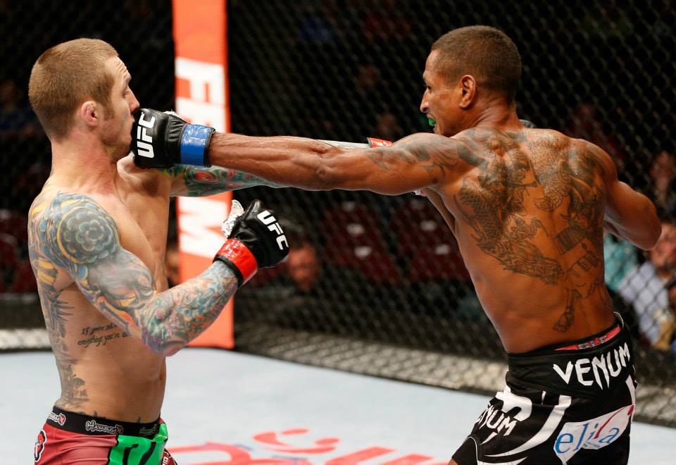 Socos de Johnny Eduardo fazem diferença em combate - Divulgação UFC/Josh Hedges