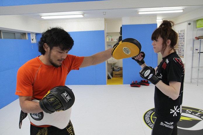 Osawa ensina técnicas de luta em pé para Brittany - Bruno Massami
