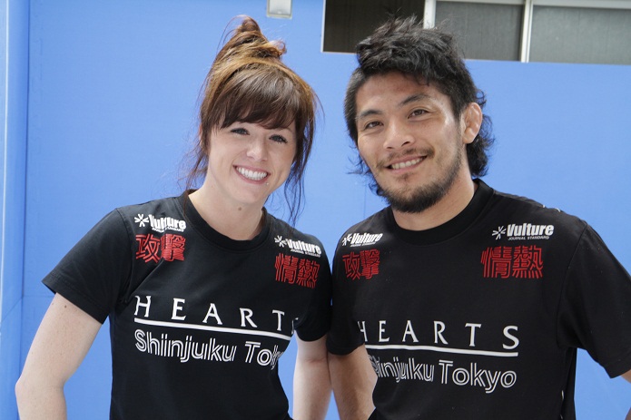Osawa e Brittany posam com muito bom humor - Bruno Massami