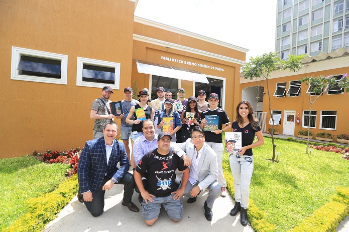 Lutadores e executivos do XFC fazem visita á LBV - Divulgação/Vivian Ribeiro