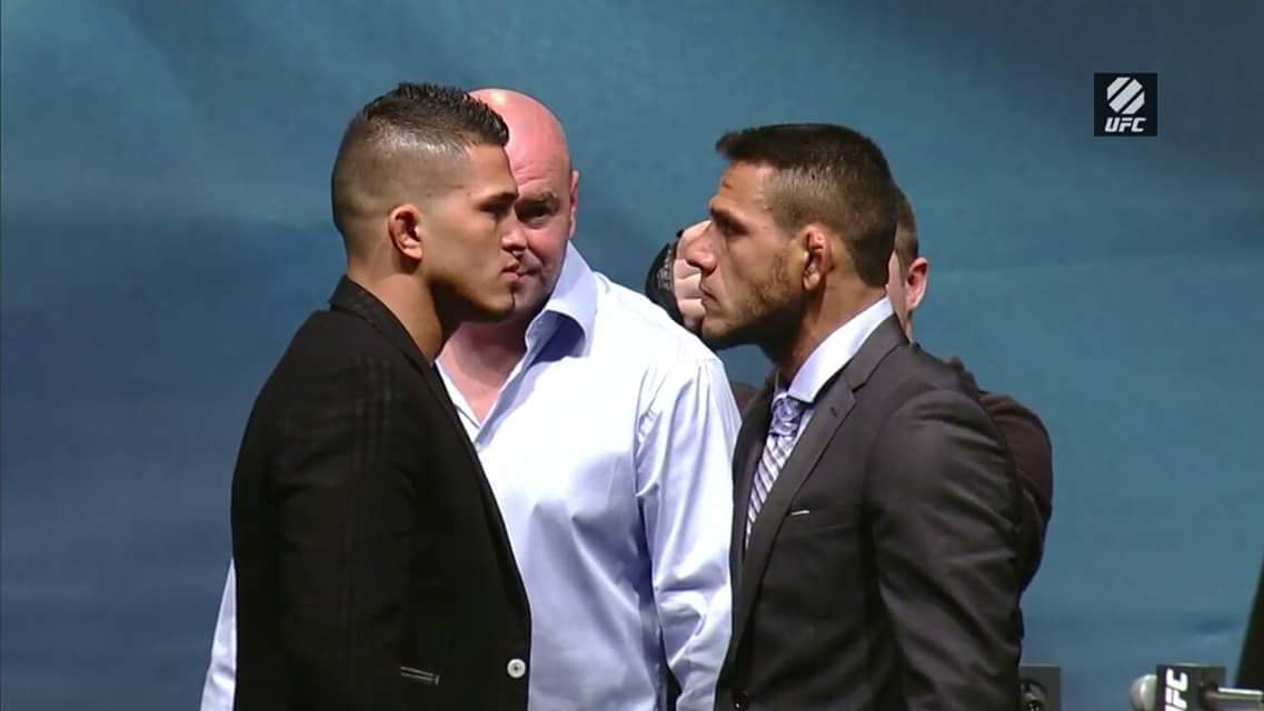 Pettis e Dos Anjos se encaram - Reprodução