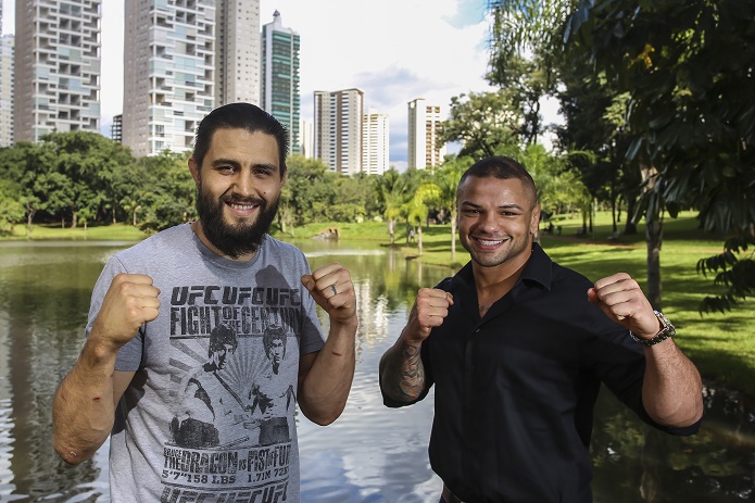 Sorridentes, Carlos Condit e Thiago Pitbull posam para fotos em cartão postal de Goiânia - Wander Roberto/Inovafoto