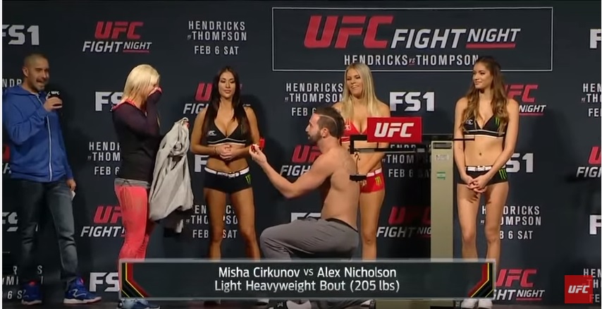 Lutador pede namorada em casamento no UFC - Reprodução